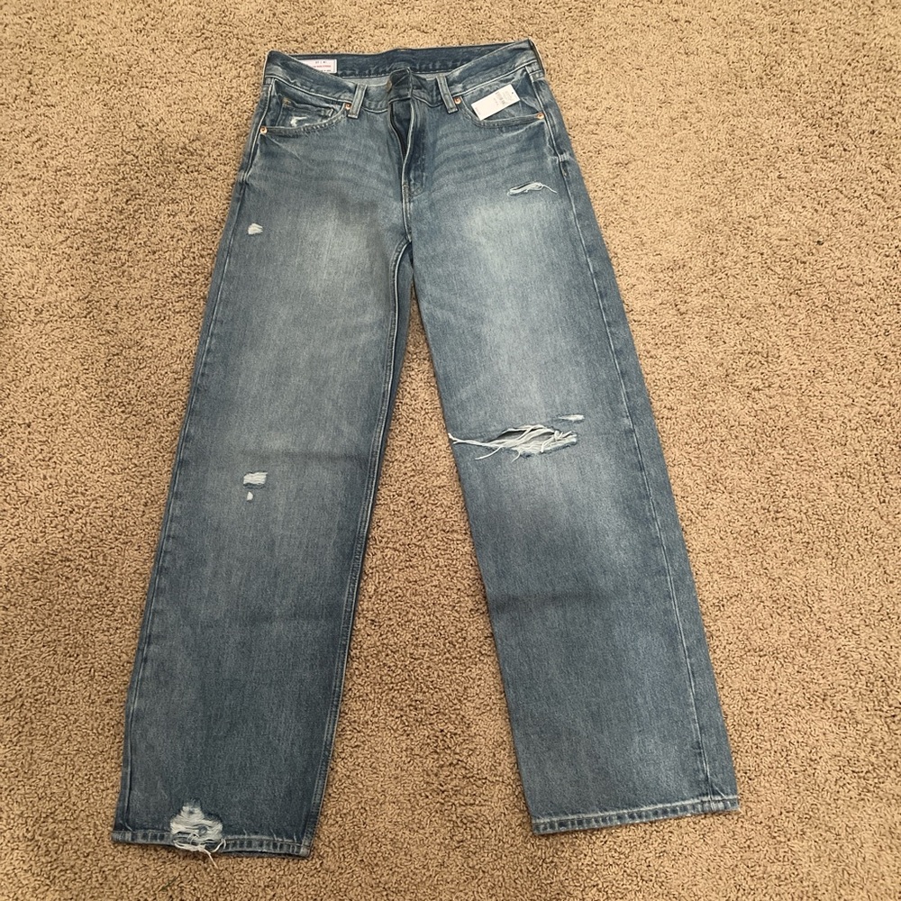 GAP women’s jeans
low rise stride jean medium wash distressed
size 27
NWT